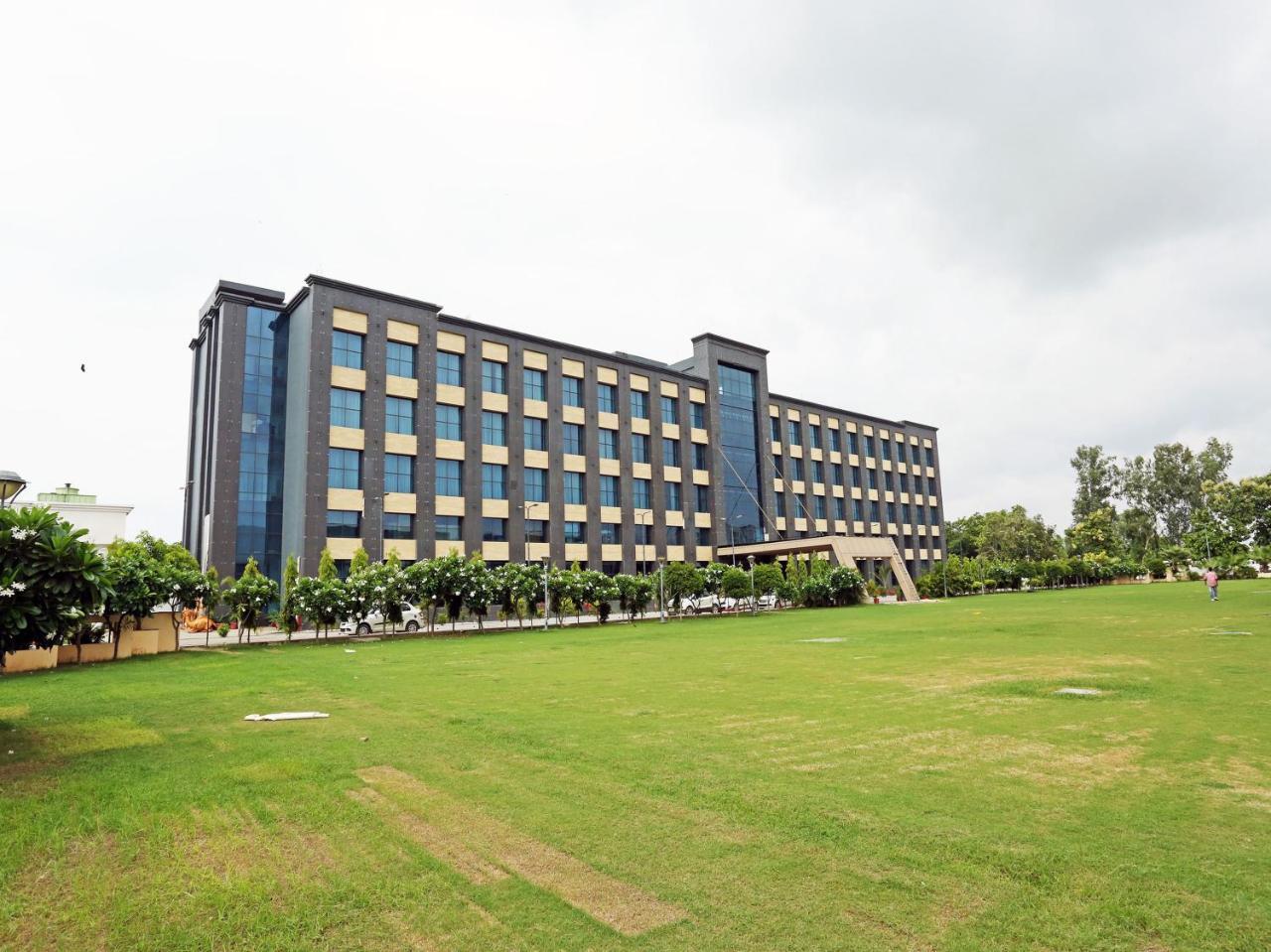 Golden Blossom Imperial Resorts Lucknow Exteriör bild