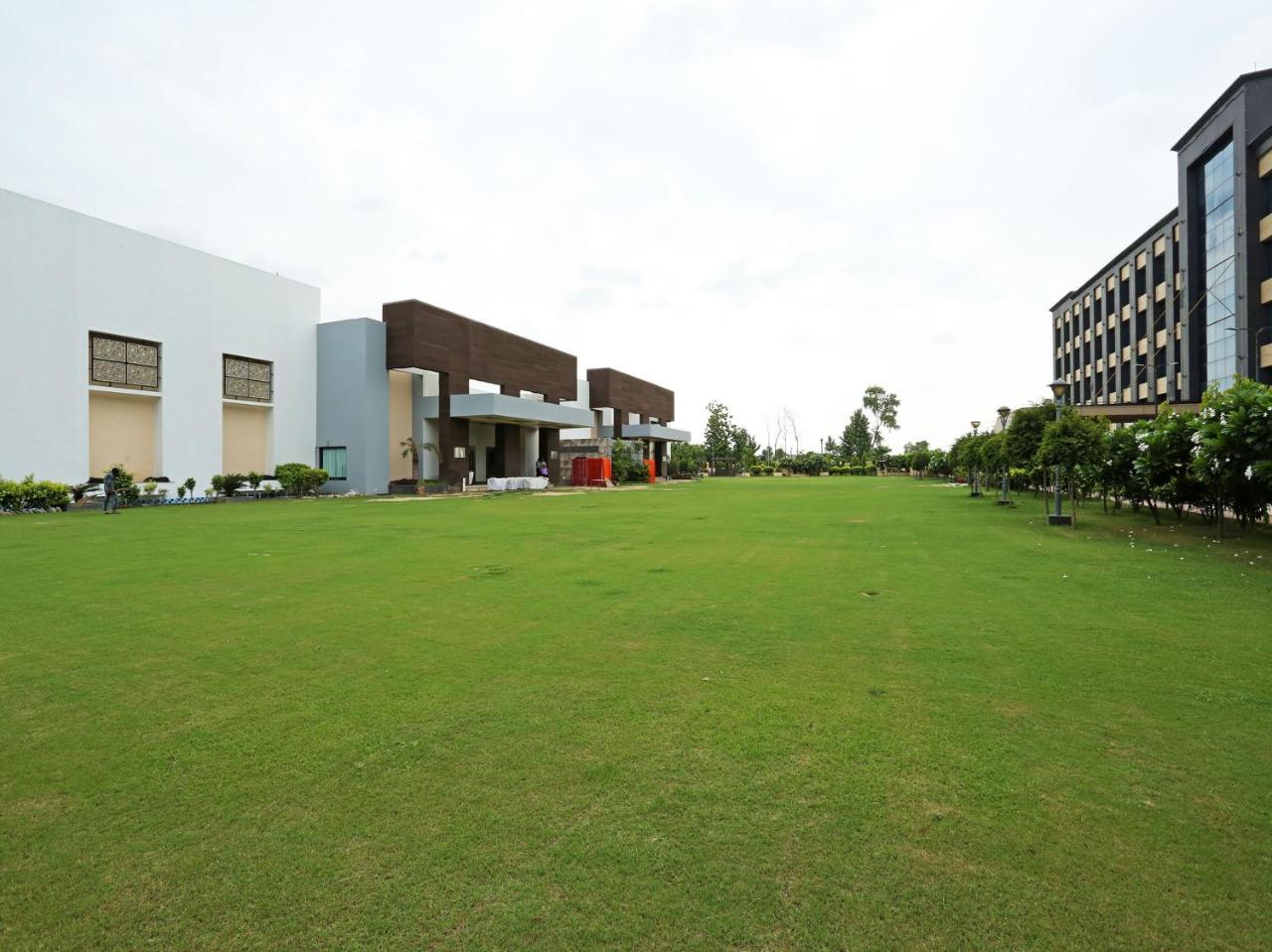 Golden Blossom Imperial Resorts Lucknow Exteriör bild