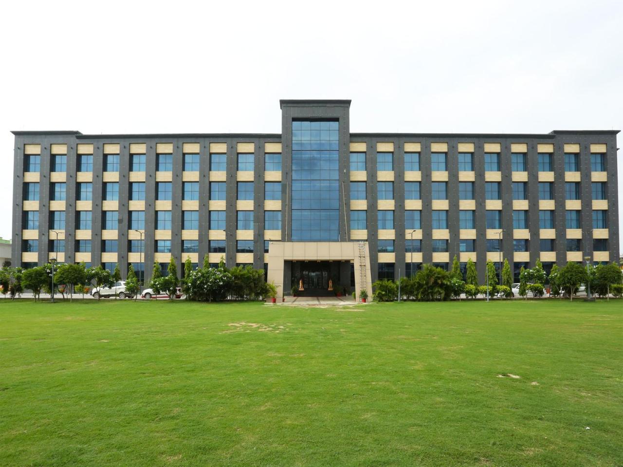 Golden Blossom Imperial Resorts Lucknow Exteriör bild